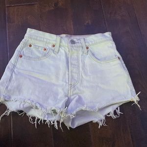 light wash levi’s jean shorts // size 25